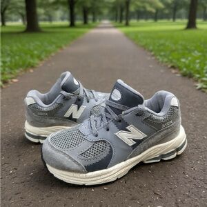 New Balance 2002R Kids Size 8 Gray Silver Sneaker Running Shoes Toddler Lace Up